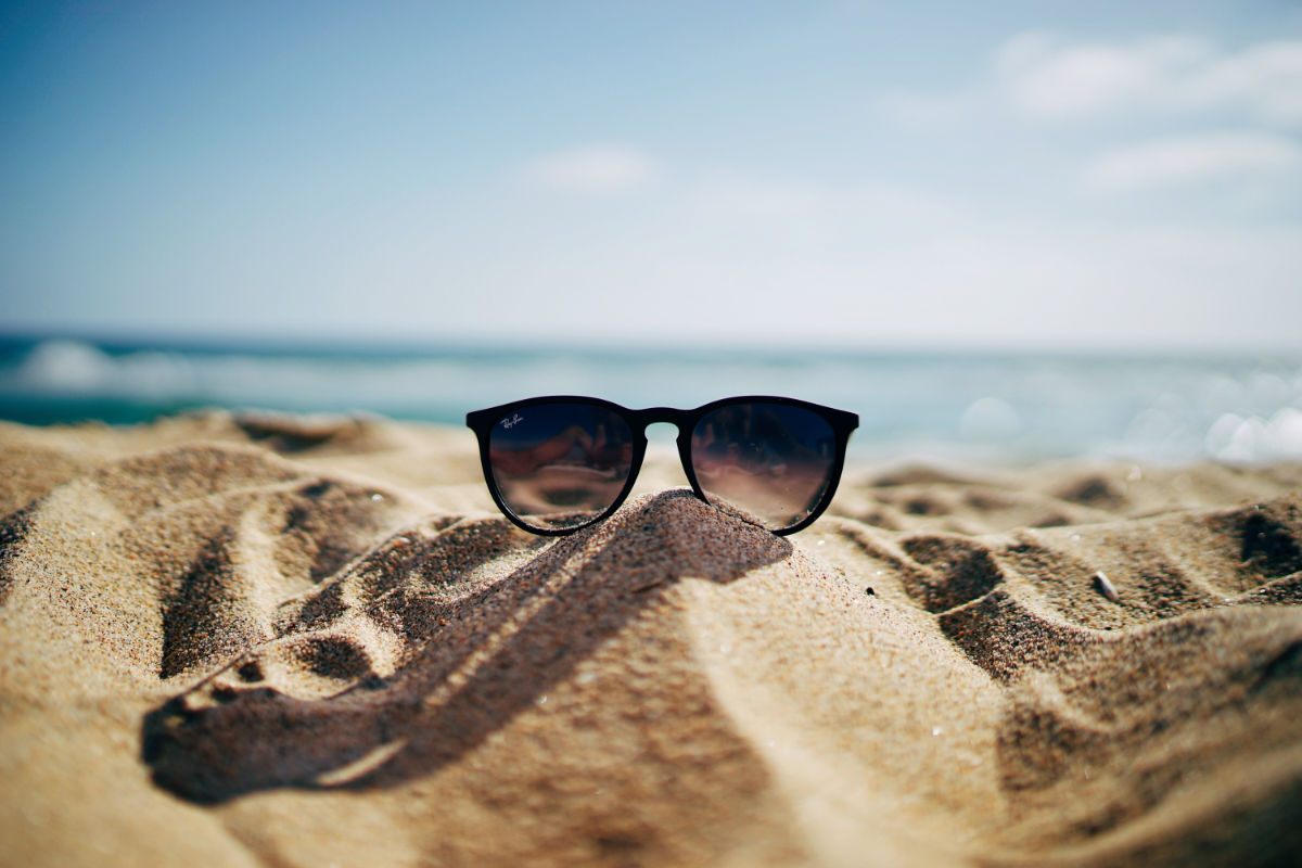 Als je naar het strand gaat, zijn er een paar essentiële dingen die je niet mag vergeten. Allereerst is zonnebrandcrème een must-have om je huid te beschermen tegen de felle Spaanse zonnestralen. Kies voor een hoge beschermingsfactor en vergeet niet om het regelmatig opnieuw aan te brengen.