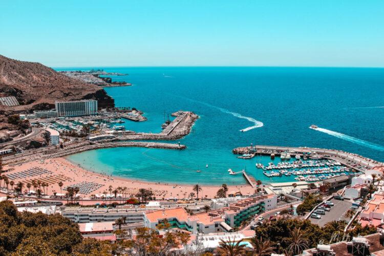 Het eiland Gran Canaria biedt enkele van de mooiste stranden ter wereld. Met meer dan 230 km kustlijn hebben bezoekers een grote verscheidenheid aan stranden om uit te kiezen - elk met zijn unieke charme en persoonlijkheid. Een van die stranden is het strand van Maspalomas, dat zich over meer dan 12 km langs de zuidkust van Gran Canaria uitstrekt. Dit strand staat bekend om zijn prachtige zandduinen en kristalhelder water, waardoor het een ideale locatie is om te zonnebaden en te zwemmen.